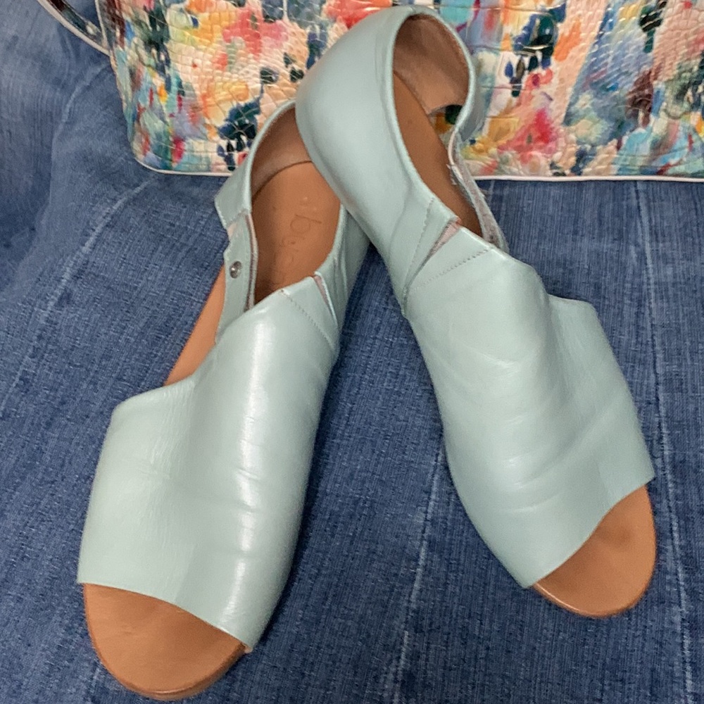 Stylish Leather Bueno Kale Sandals